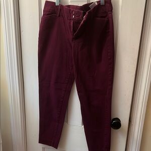 Women's Burgundy Jeans
P1